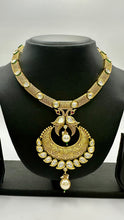 Load image into Gallery viewer, Matte Gold Kundan Necklace Set
