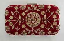 Load image into Gallery viewer, Floral Stitched Purse with Prism Clasp
