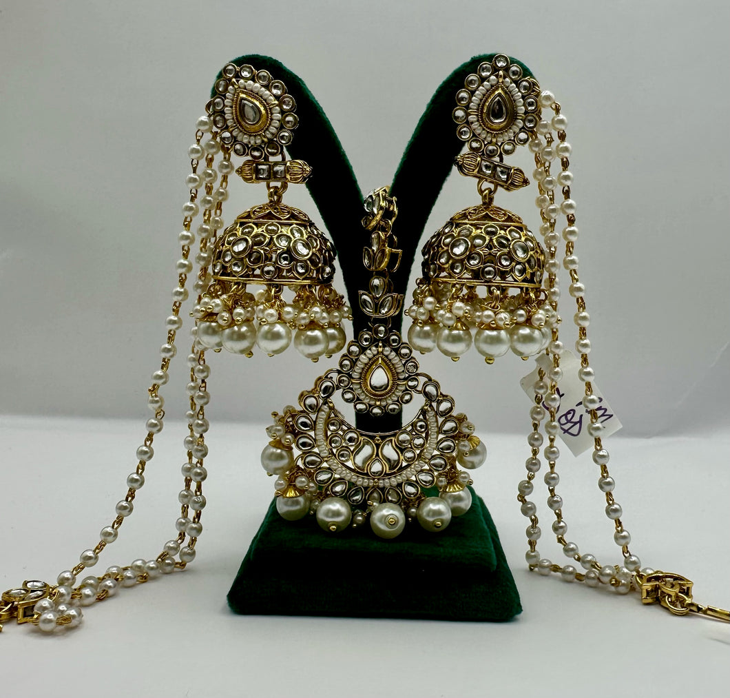 Gold Jhumka with Saharas