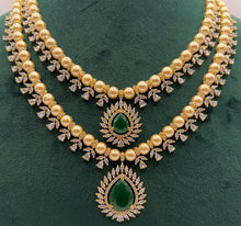 Load image into Gallery viewer, Two Tone Emerald Pearl Set
