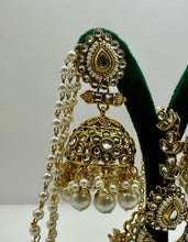 Load image into Gallery viewer, Gold Jhumka with Saharas
