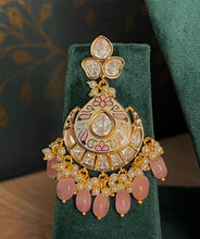 Load image into Gallery viewer, Paachi Kundan Pendant Style
