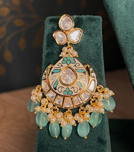 Load image into Gallery viewer, Paachi Kundan Pendant Style
