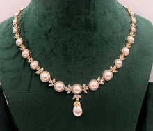 Load image into Gallery viewer, Elegant Pearl Necklace
