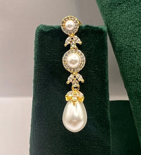 Load image into Gallery viewer, Elegant Pearl Necklace
