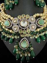 Load image into Gallery viewer, Pearl Emerald Green Choker
